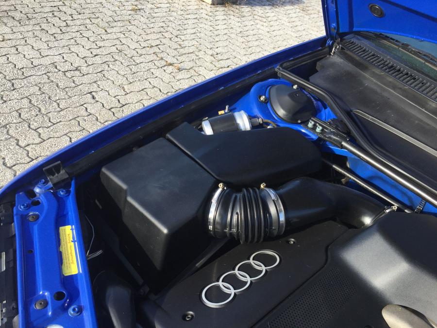 Моторный отсек Audi S6 Plus (4A, C4) 1996 года  (фото 17 из 58)